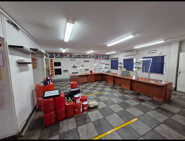 2,100M² WAREHOUSE TO LET IN JET PARK